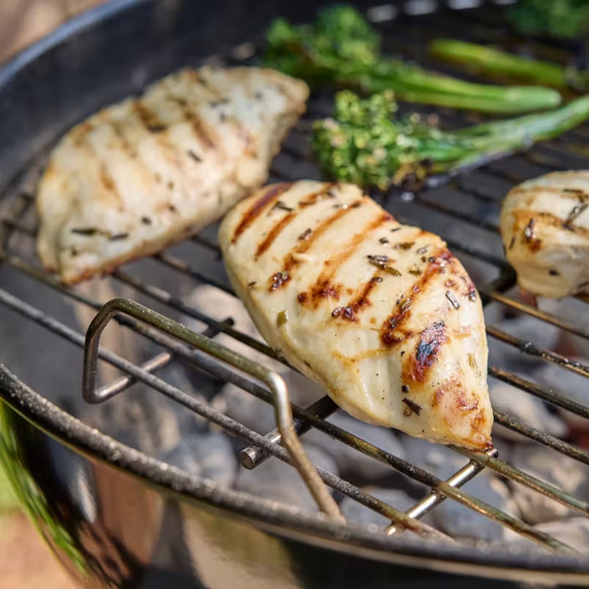 Barbecue a Carbone Weber Original Kettle E-5710 Ø 57 cm Nero, Griglia BBQ Professionale Sistema One-Touch | Weber