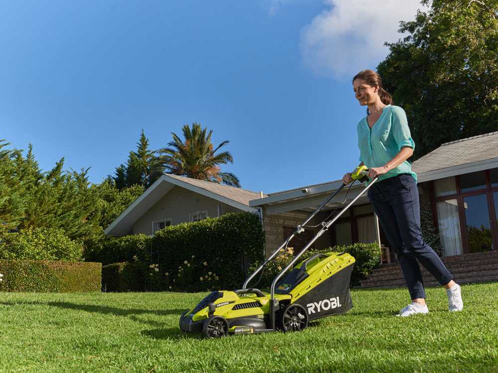 Tagliaerba rasaerba elettrico a spinta Ryobi RLM13E33S 1300W