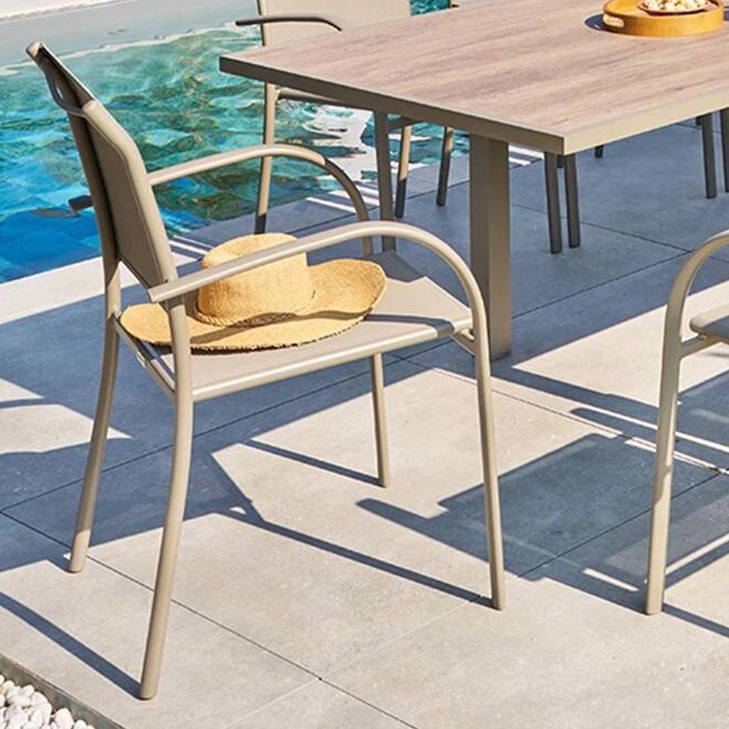 Sedia da Giardino Kasanova Piazza con Braccioli Marrone Caffè, Struttura in Alluminio Impilabile | 56x65x88 cm